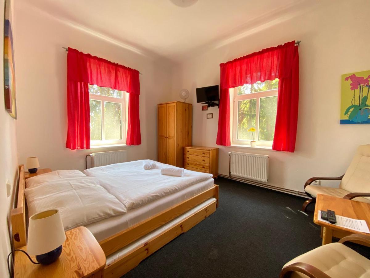 Hotel Pod Sikmou Vezi Jičín Екстериор снимка